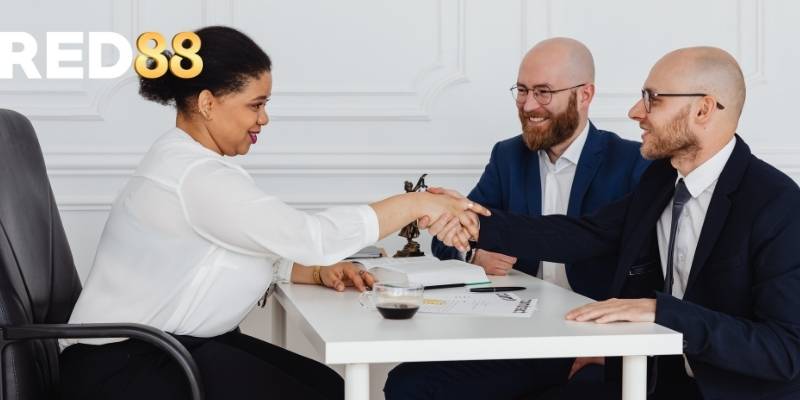 Đội ngũ CSKH luôn hỗ trợ người chơi giải đáp thắc mắc